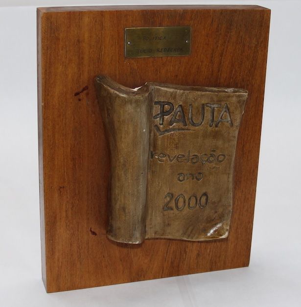 5bb51b18d52f6-trofeu-pauta-revelacao-politica-ano-2000.jpg